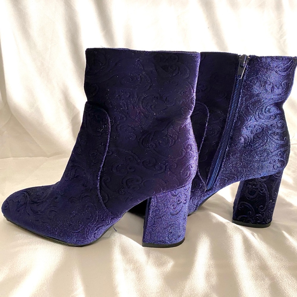 Women’s Refresh brand velvet boots